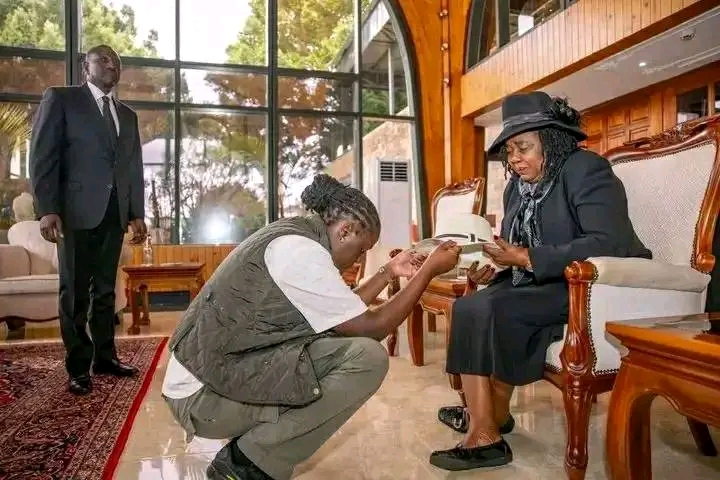 Winnie Odinga handover over Raila’s hat to her Ida Odinga